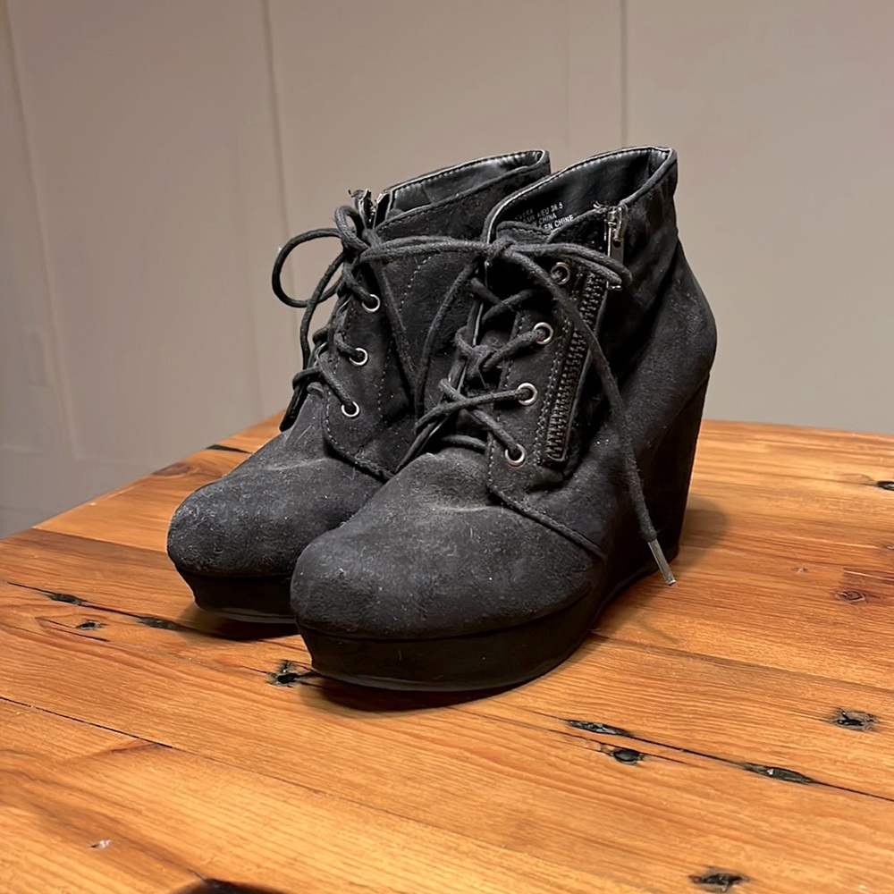Shoe dazzle black suede booties. With zipper and tie